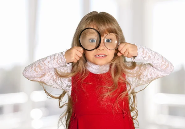 Девушка дурачится с увеличительными очками — стоковое фото