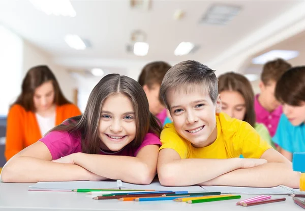 Enfants assis à la table pendant la leçon — Photo