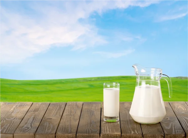 Bicchiere di latte e bottiglia — Foto Stock