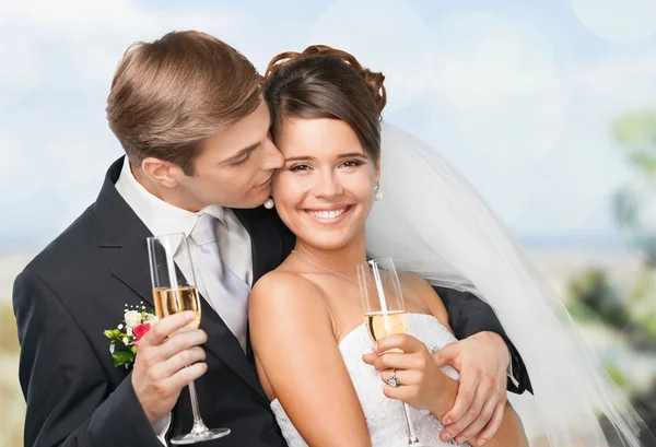 Свадебная пара с бокалами для шампанского — стоковое фото