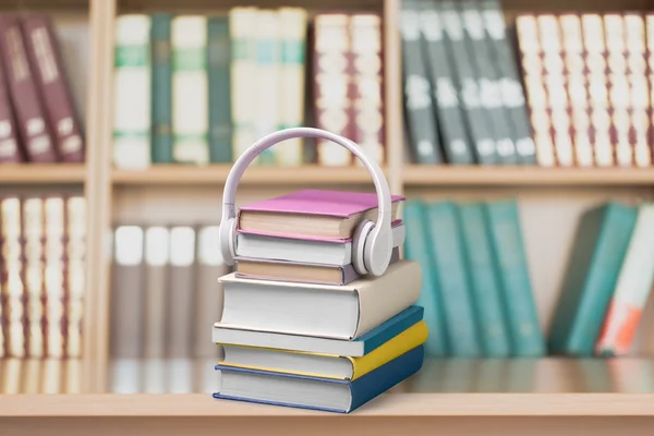 Livros e fones de ouvido em segundo plano — Fotografia de Stock