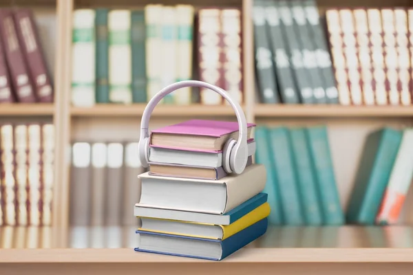 Libros y auriculares sobre fondo — Foto de Stock