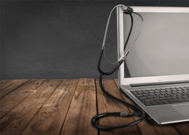  dizüstü bilgisayar tanı stetoskop ile