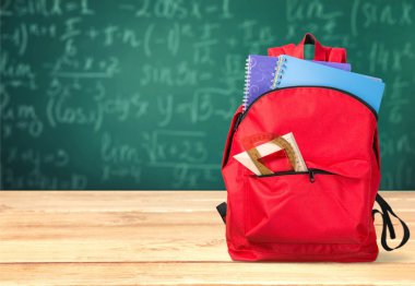 Arka plan üzerinde okul sırt çantası.