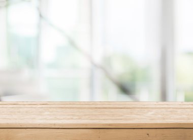 Beton duvar ve ahşap zemin