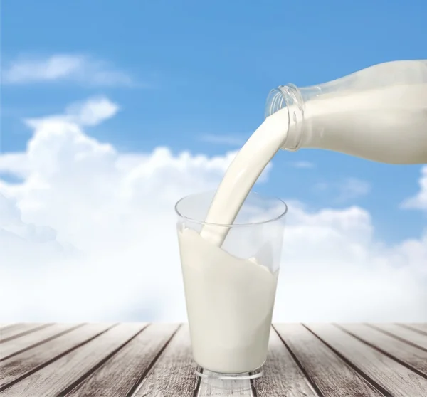 Bicchiere di latte e bottiglia — Foto Stock