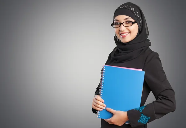 Mulher Muçulmana Jovem com caderno — Fotografia de Stock