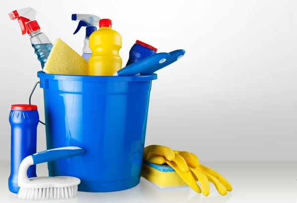 Plastic bottles and cleaning sponges — Stock Photo, Image