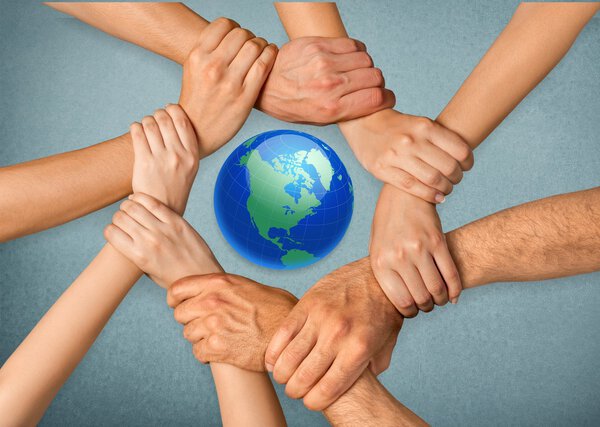 Концептуальный символ многорасовых человеческих рук
