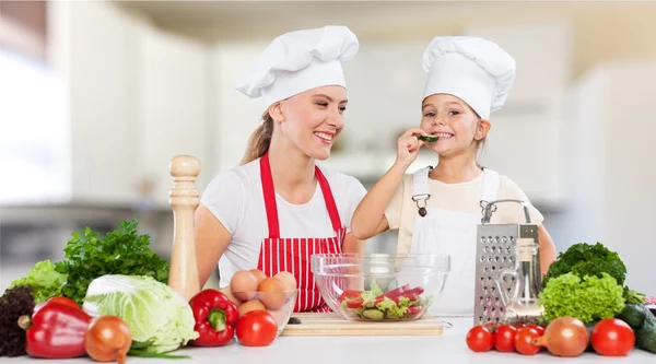 Ragazza e sua madre cucinare insieme — Foto Stock