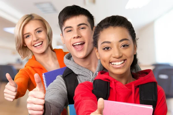 Studenter gestikulerande tummen upp — Stockfoto