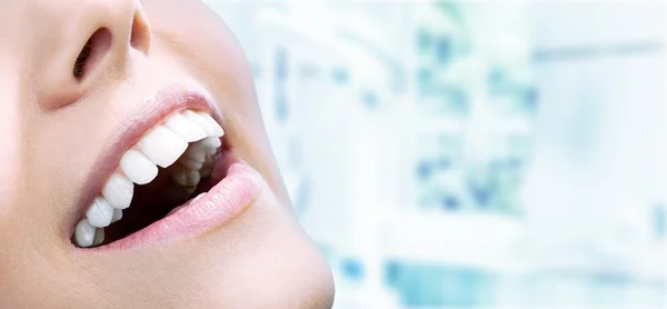 Mujer con dientes blancos sanos — Foto de Stock