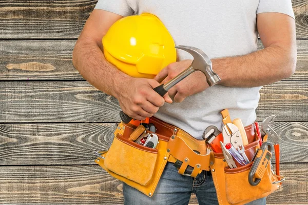 Travailleur avec une ceinture à outils — Photo