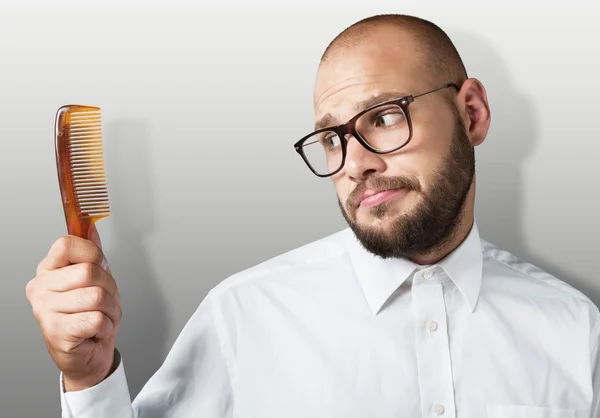 Homem careca mão segurando pente — Fotografia de Stock