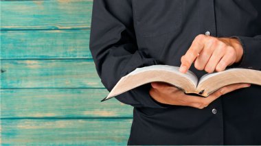 Adam eski ağır kitap okumak