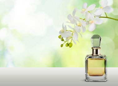 parfüm şişesi ve çiçekler 