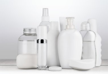 Kozmetik kapları izole