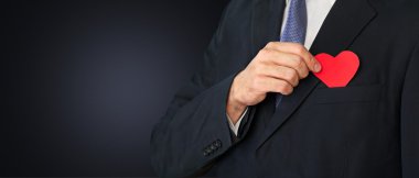 Sol göğüs üzerinde kırmızı kalp ile işadamı 