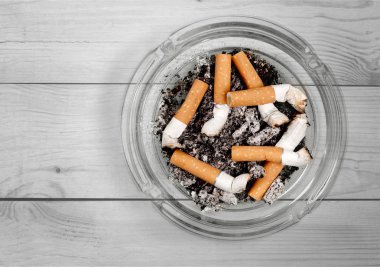 Kül tablası ve füme sigara.