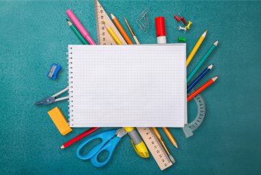 Arka plan üzerinde okul malzemeleri