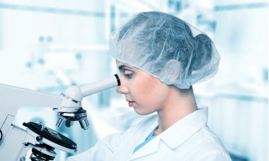 Mikroskopla çalışan bilim adamı