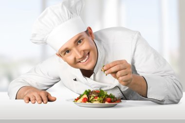  Erkek şef aşçı salatası hazırlama