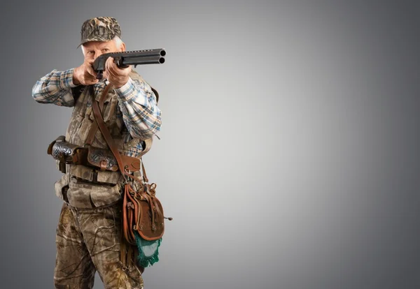 Caçador masculino de pé com arma — Fotografia de Stock