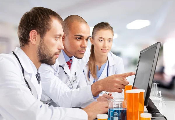 Doctors team talking expertise — Stock Photo, Image