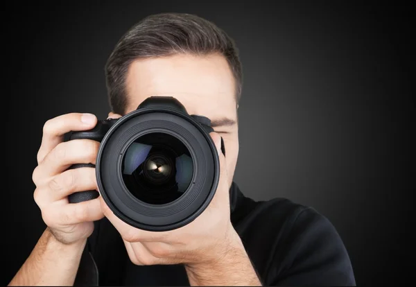 Fotógrafo masculino con cámara — Foto de Stock