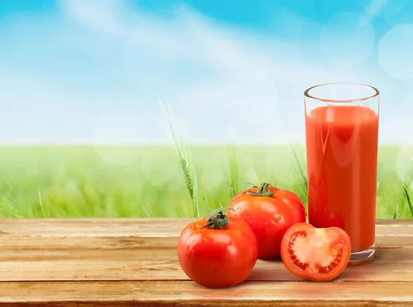 Suco de tomate e tomates frescos — Fotografia de Stock