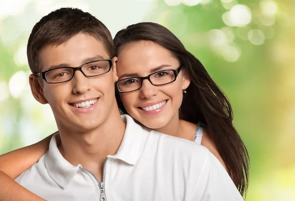 Portrait de jeune couple souriant — Photo