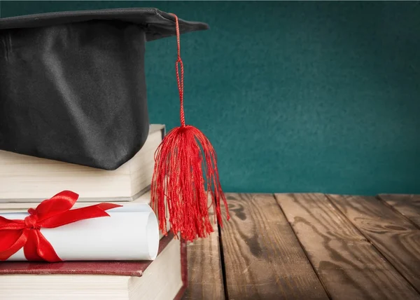 Mortero de graduación en la pila de libros — Foto de Stock