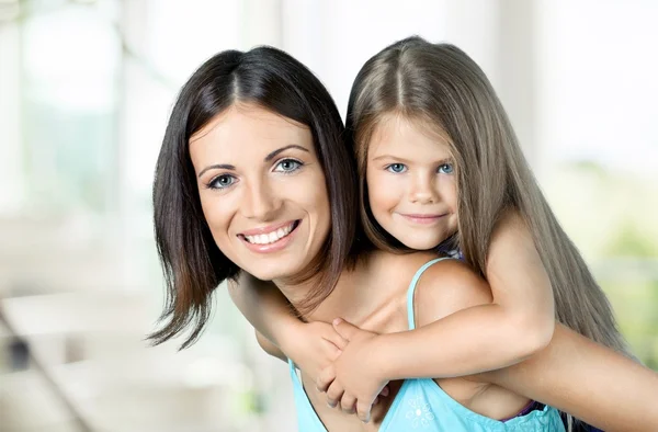 Mãe e filha abraçando — Fotografia de Stock