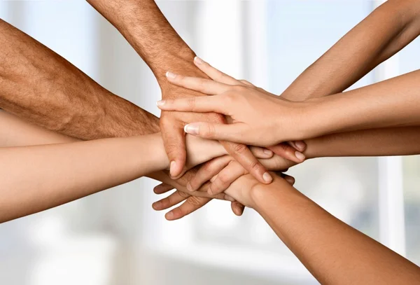 Familia sosteniendo sus manos juntas — Foto de Stock