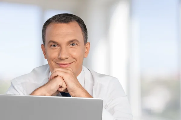 Retrato de homem de negócios feliz com laptop — Fotografia de Stock