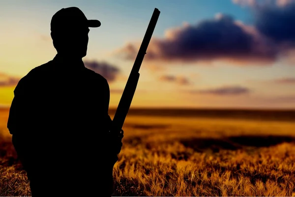 Erkek avcı tüfeği ile — Stok fotoğraf