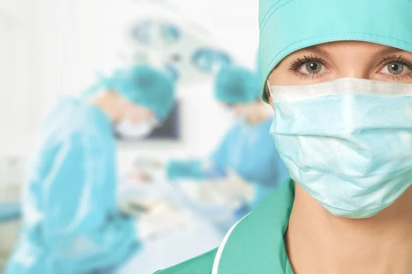 Médica feminina confiante em máscara — Fotografia de Stock