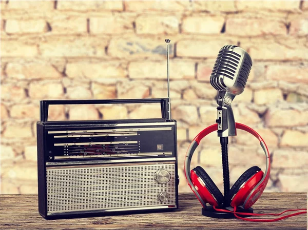 Retro style microphone and headphones — Stock Photo, Image