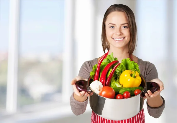 Bella donna con verdure fresche — Foto Stock