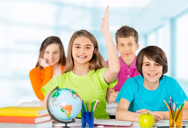 Bambini a scuola che studiano materie — Foto Stock