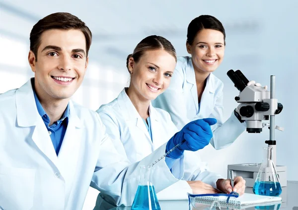 Cientistas que trabalham no laboratório — Fotografia de Stock