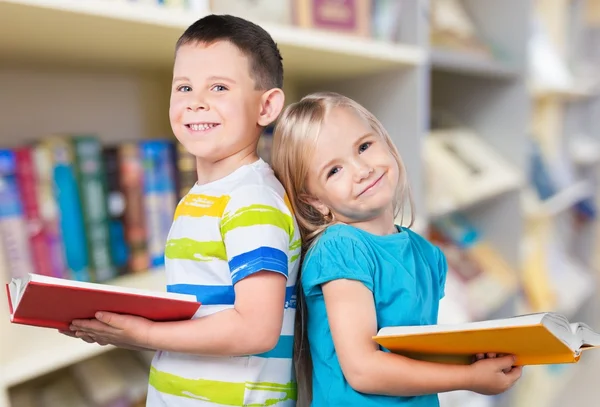 Menino e sua irmã com livros — Fotografia de Stock