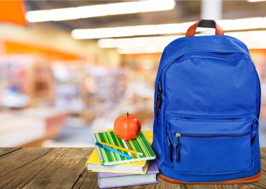 Arka plan üzerinde okul sırt çantası.