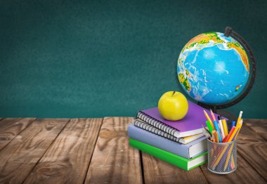 Okul malzemeleri - kitaplar, Küre, kalemler