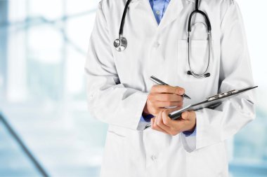 Doktor tıbbi ofis alanındaki klasörle