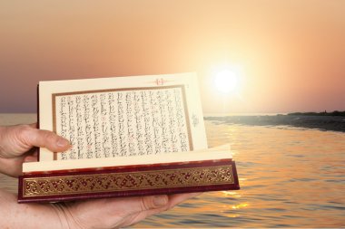 İslami kitap Kur'an elinde