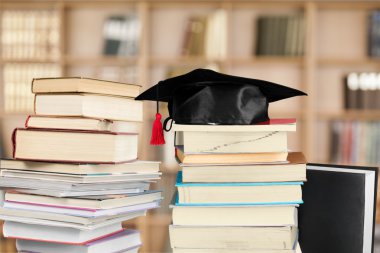 Mezuniyet kolej kitap yığını üzerinde