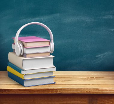 kitap ve arka plan üzerinde kulaklık