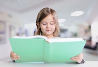  Genç kız kitap okuyor.