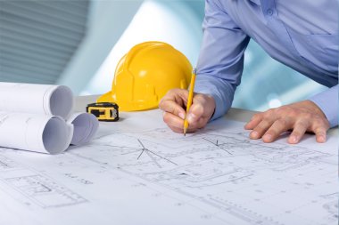 Mimar inşaat planı üzerinde çalışma